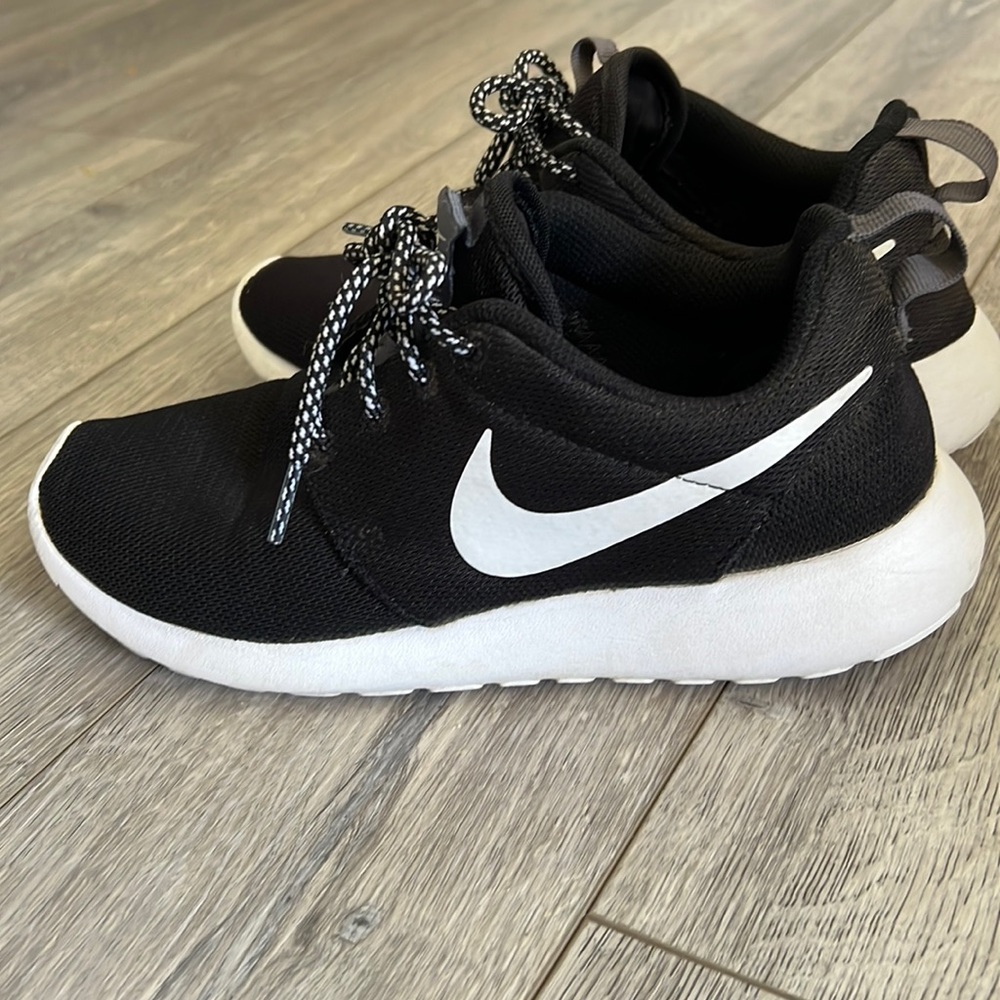 Size 7 womens Nike Rosche